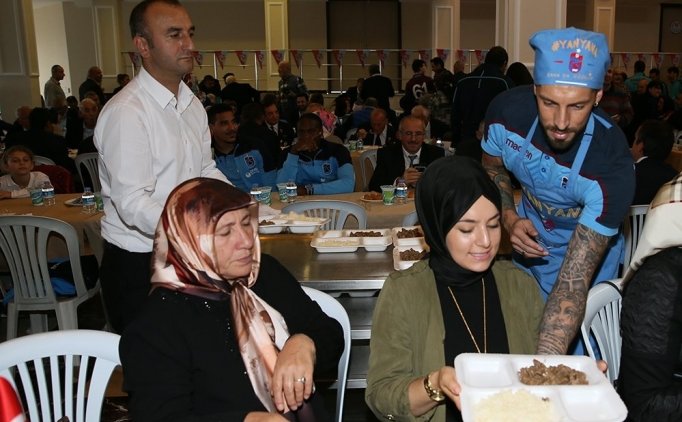 Trabzonsporlu Futbolcular Yemek Servisi Yaptı