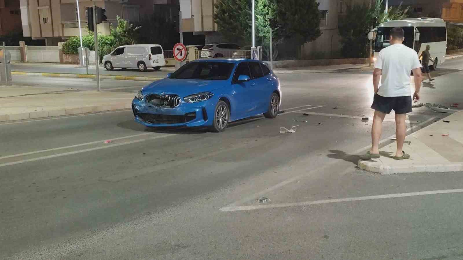 manavgat-ta-iki-otomobil-carpisti-suruculer-kazayi-yara-almadan-atlatti