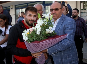 Dünya 3.’sü Süleyman Atlı Memleketinde Coşkuyla Karşılandı