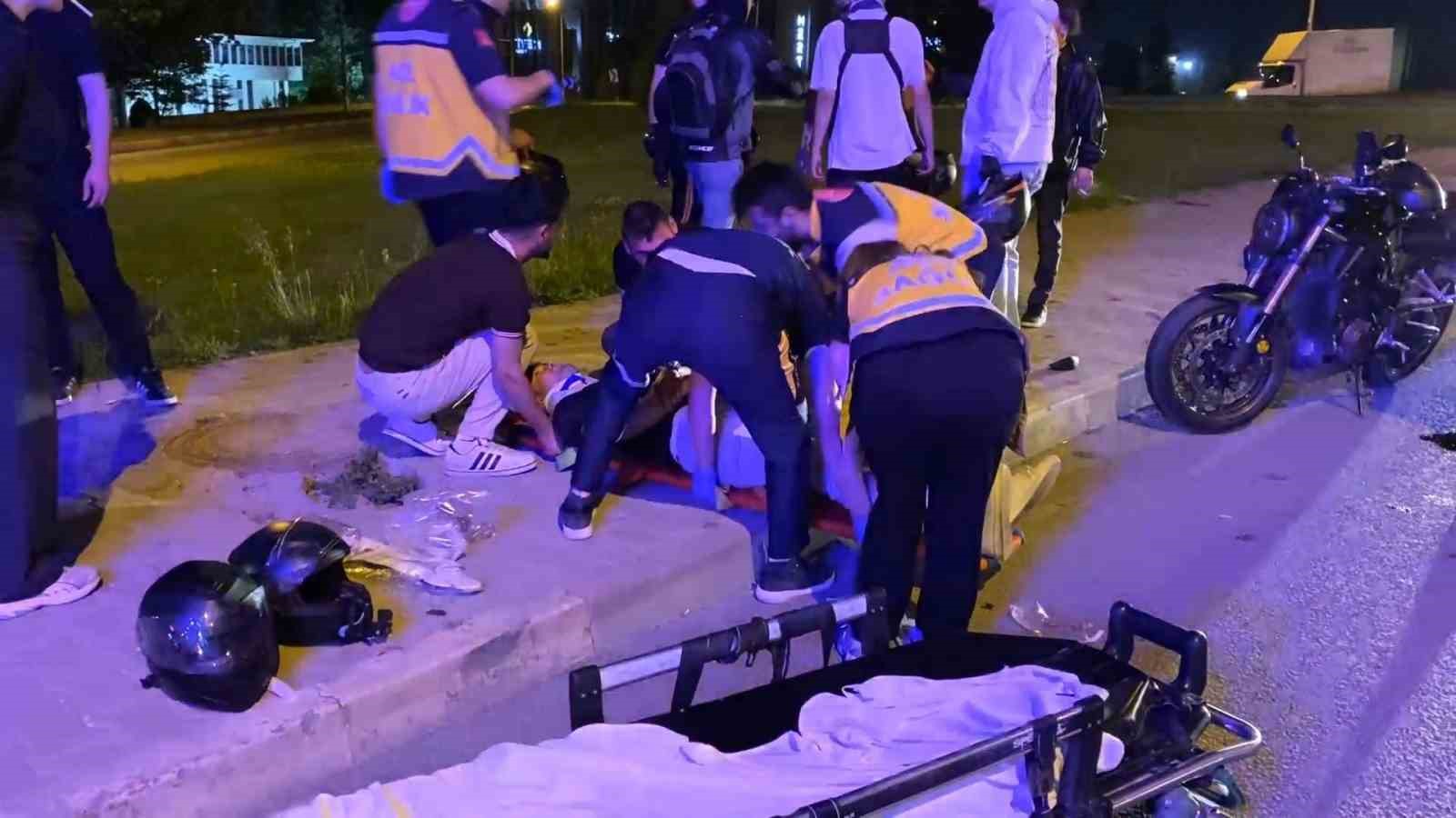 motosiklet-surucusu-emniyet-seridinde-bekleyen-motosikletlere-carpti-3-yarali