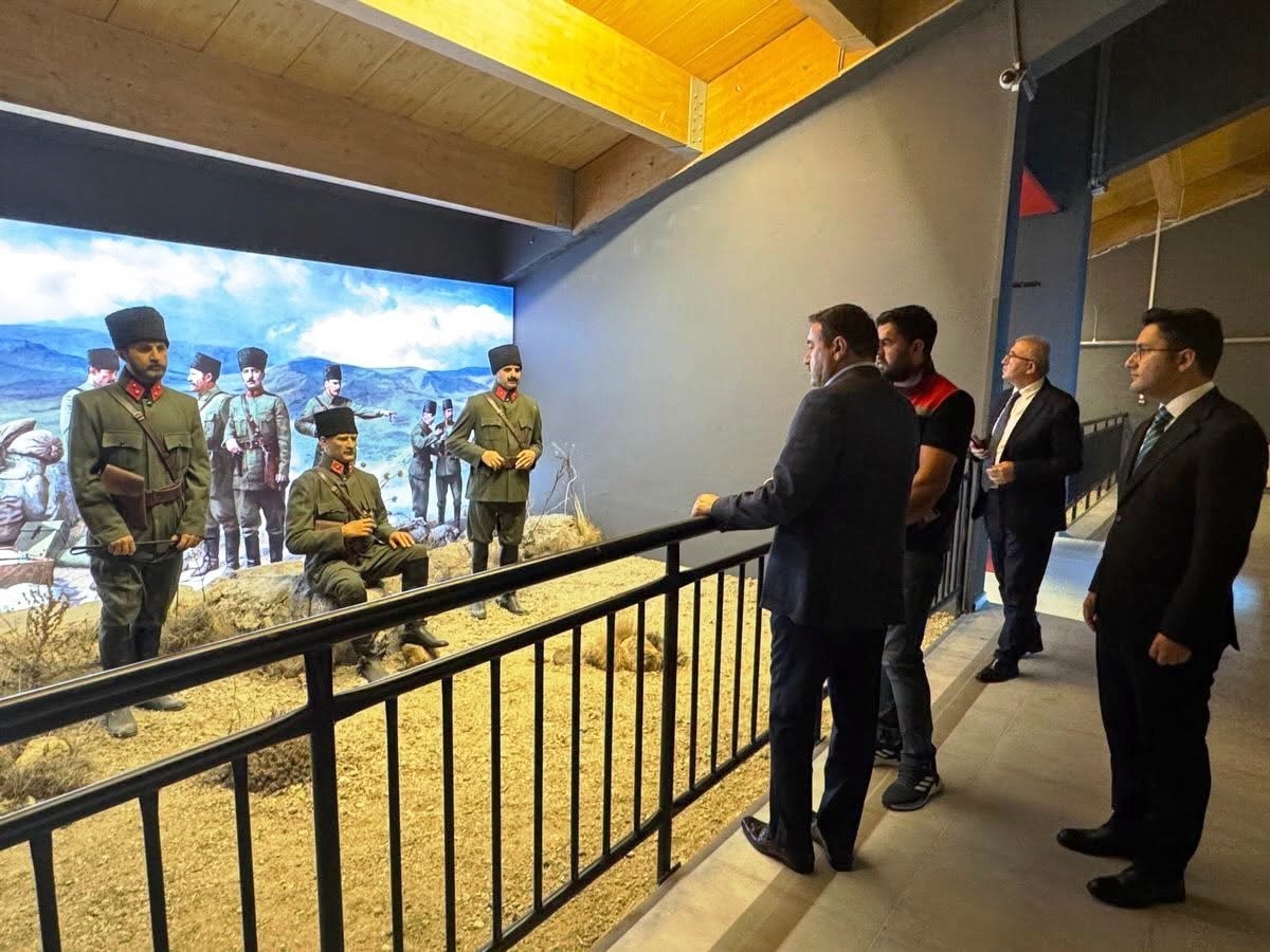 kutahya-valisi-isin-dumlupinar-sehitligi-ve-diorama-muzesi-nde-incelemelerde-bulundu