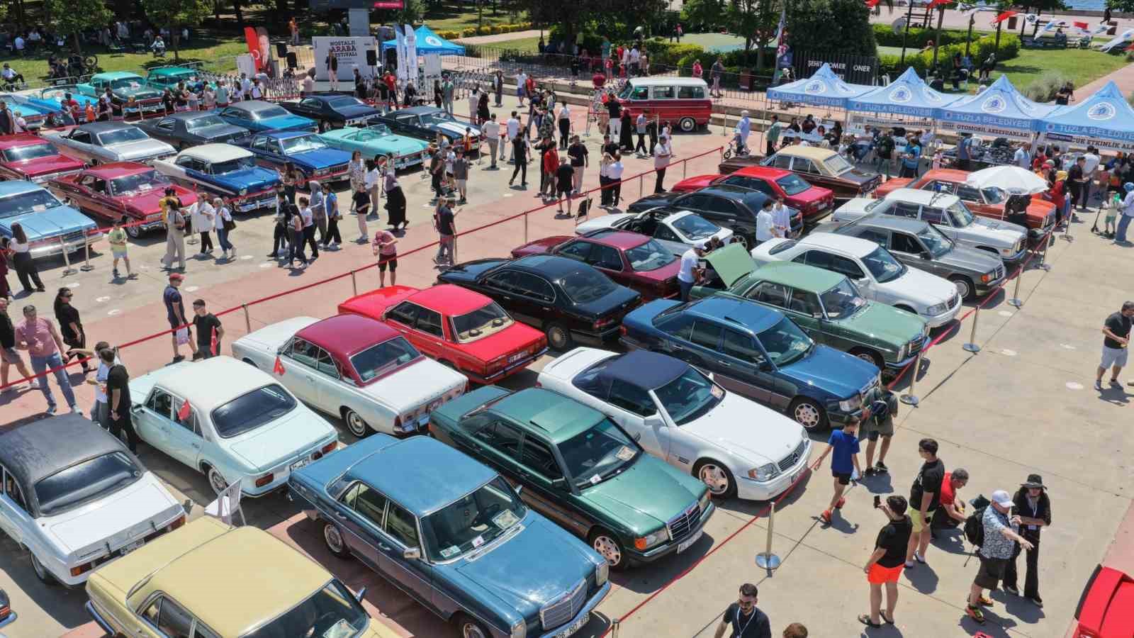 tuzla-da-nostalji-ruzgari-klasik-otomobiller-sahilde-bulustu