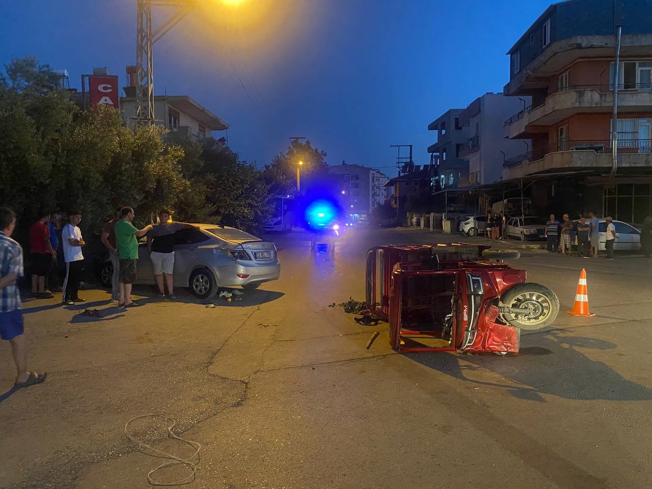 uc-tekerli-elektrikli-motosiklet-otomobille-carpisti-4-yarali