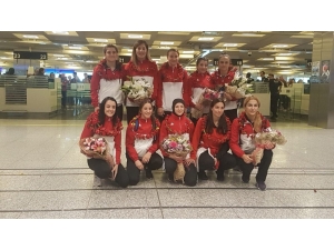 Kadın Güreş Milli Takımı, Türkiye’ye Döndü