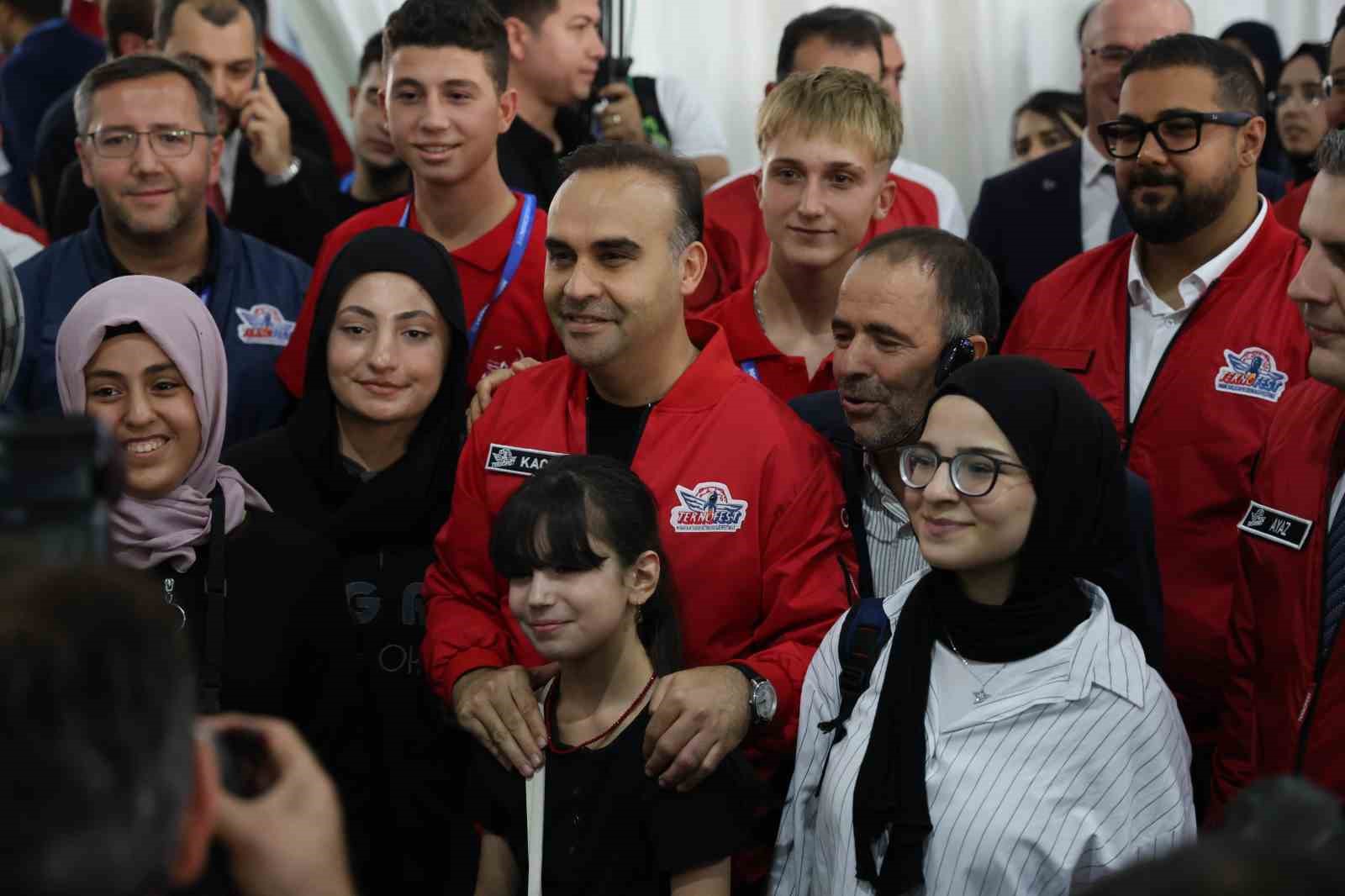 sanayi-ve-teknoloji-bakani-kacir-teknofest-yarisma-alanini-gezdi