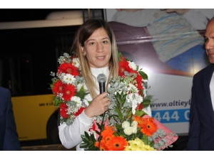 Dünya İkincisi Güreşçiye Mehteranlı Karşılama