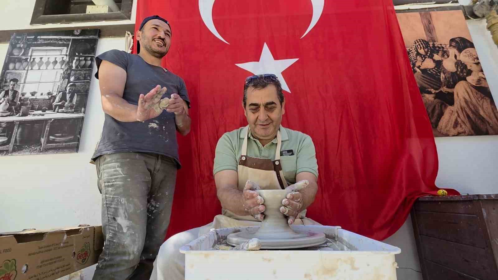 ziyaretciler-tarihi-germiyan-sokagi-nda-cini-sanatini-deneyimliyor