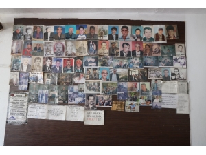 Ölen Köylülerin Fotoğraflarını Kahvehanede Sergiliyor