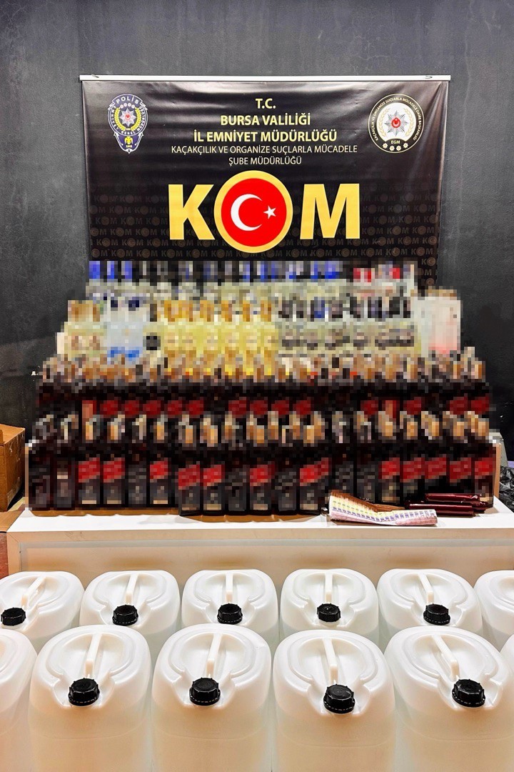bursa-da-sahte-icki-operasyonu-370-sise-sahte-icki-ve-600-litre-etil-alkol-ele-gecirildi