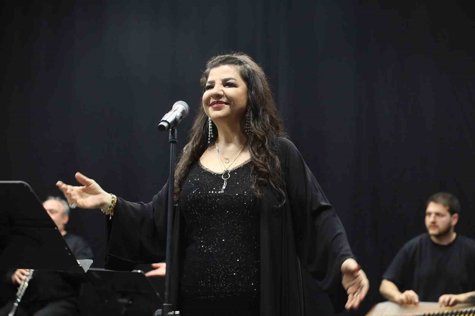 cigdem-gurdal-sakaryalilarla-konserde-bulustu