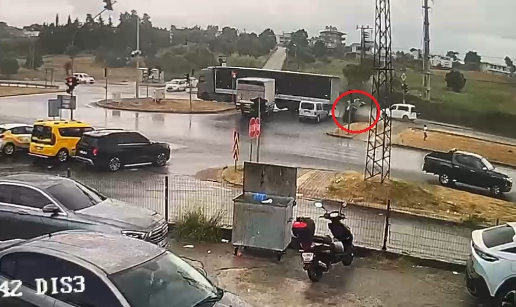 antalya-da-otomobilin-tir-surukleyip-takla-attirdigi-anlar-kamerada-3-yarali