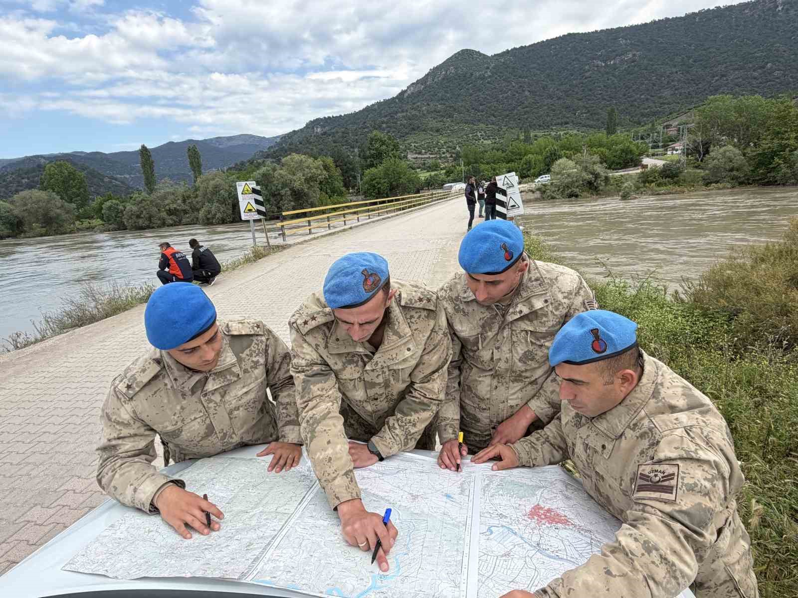 tokat-ta-216-personel-kelkit-cayi-nda-kayip-genclerin-izini-suruyor