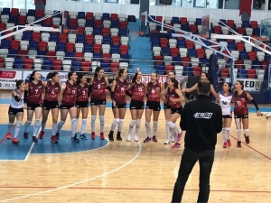 İdmanyurduspor Bayan Voleybol Takımı Liderliğini Sürdürdü