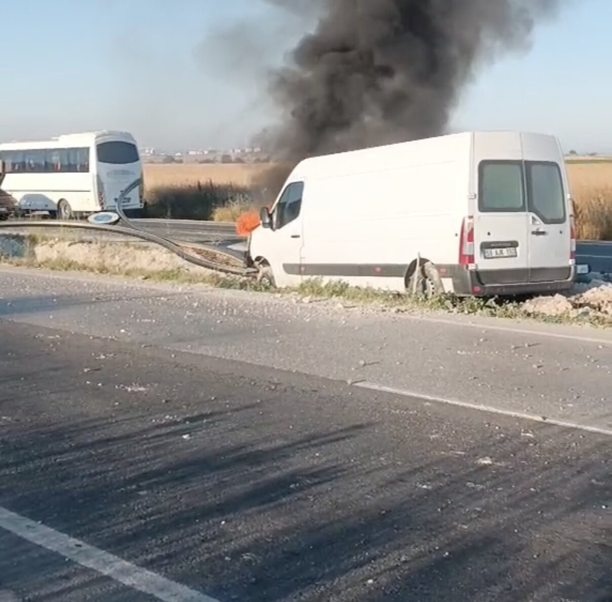 orta-refuje-giren-panelvan-arac-alev-aldi-1-yarali