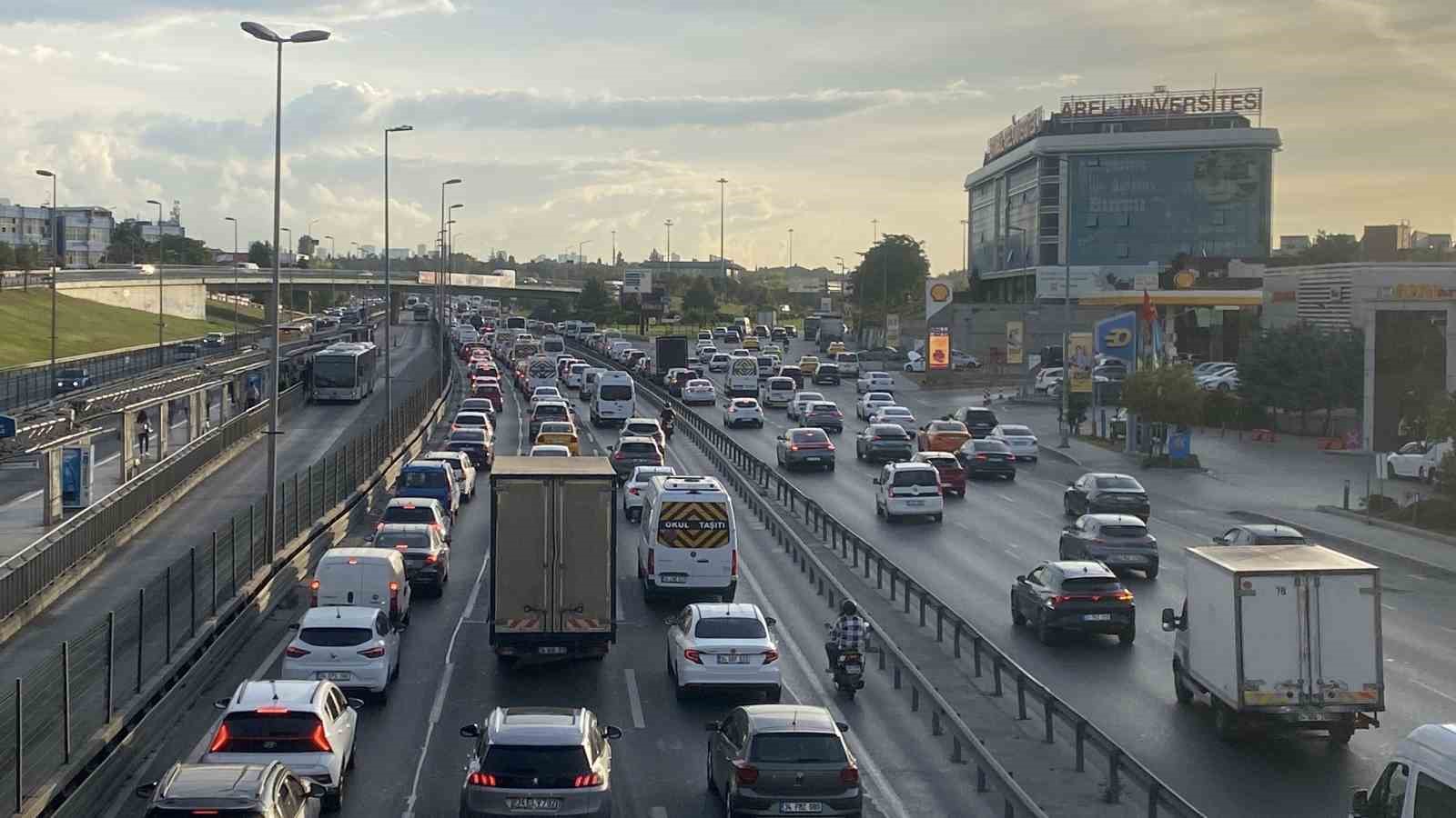 istanbul-da-trafik-yogunlugu-okullarin-ikinci-gununde-artti
