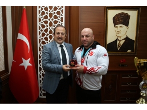 Bilek Güreşi Dünya Şampiyonu Başaran, Vali Pehlivan’ı Ziyaret Etti