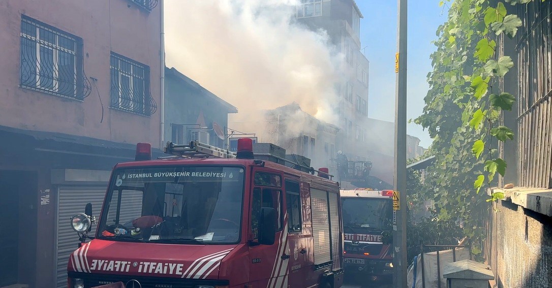 beyoglu-nda-iki-katli-is-yerinde-cikan-yangin-sonduruldu