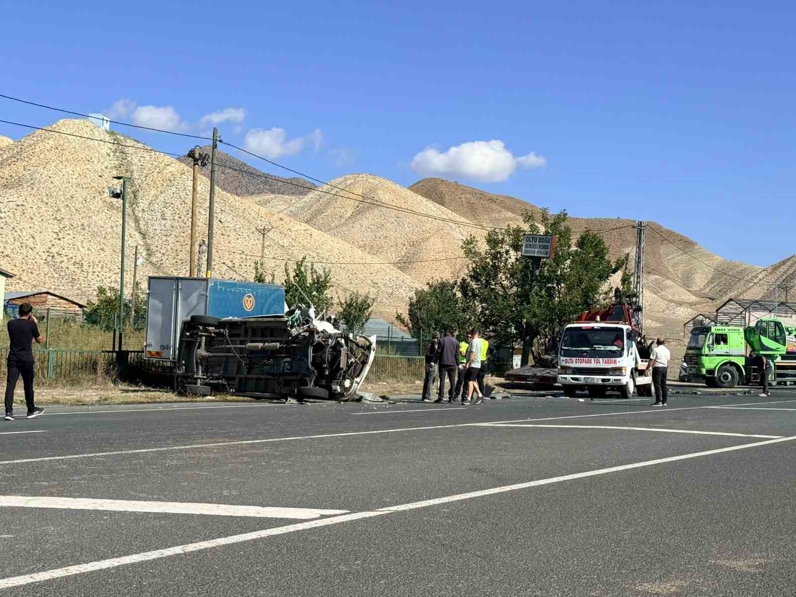 oltu-ardahan-yolunda-feci-kaza-2-si-agir-3-yarali