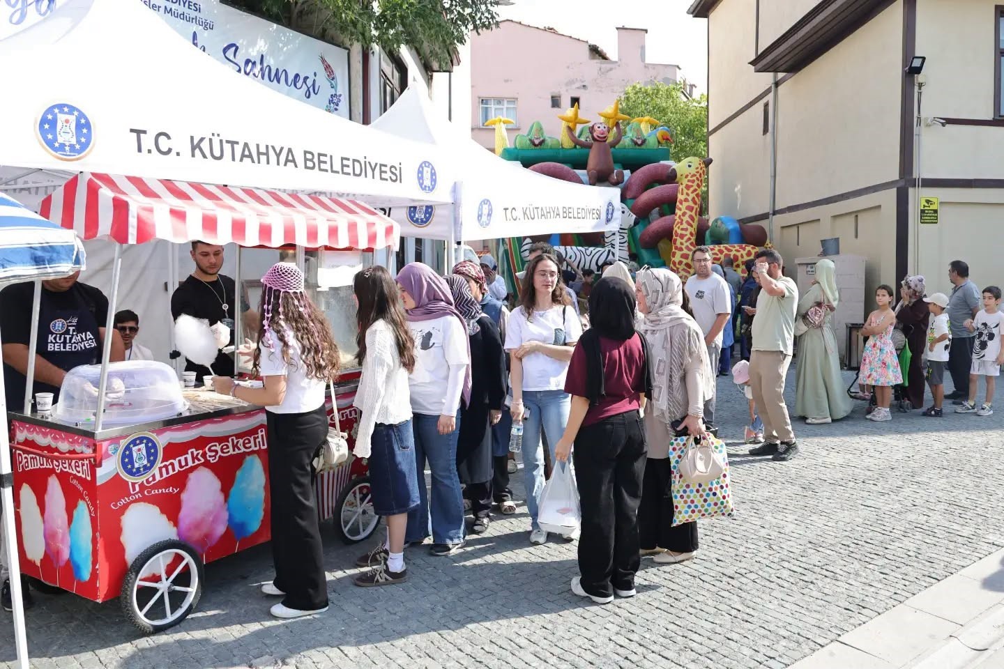 kutahya-da-cocuklar-germiyan-sokak-ta-doyasiya-eglendi