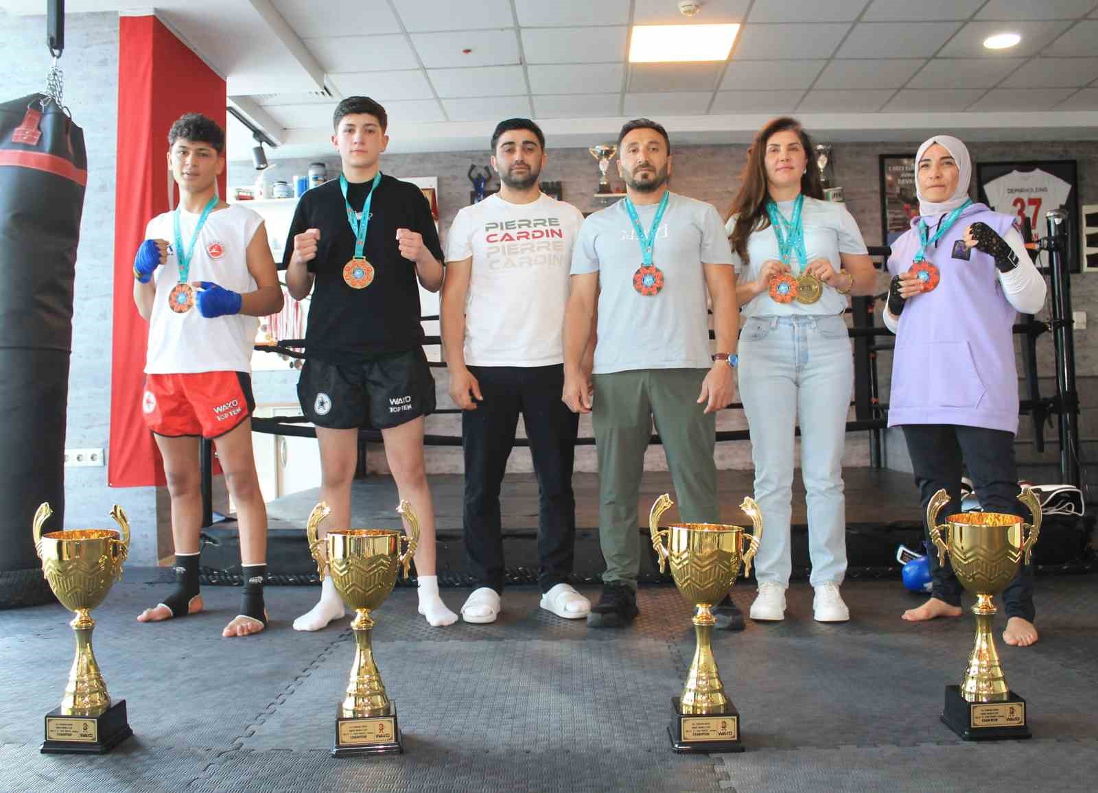 sivasli-kick-bokscular-dunya-kupasi-na-damga-vurdu