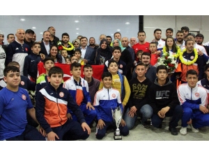 Güreş Milli Takımı İstanbul’a Geldi