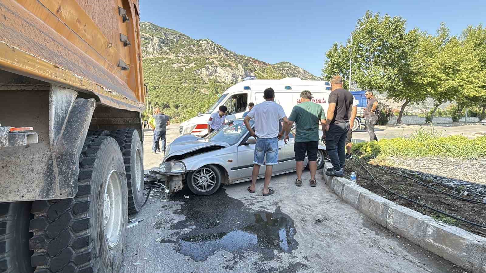 kamyona-arkadan-carpan-genc-surucu-yaralandi