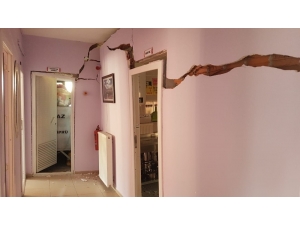 Samsun’un Vezirköprü İlçesinde Bulunan Zübeyde Hanım Anaokulunun Mutfak Kısmında Çökme Ve Duvarlarında Çatlaklar Oluştu. Samsun İl Milli Eğitim Müdürlüğünden Alınan Bilgiye Göre, Okulun Mutfak Kısmında Gece Çökme Olduğu, Oku