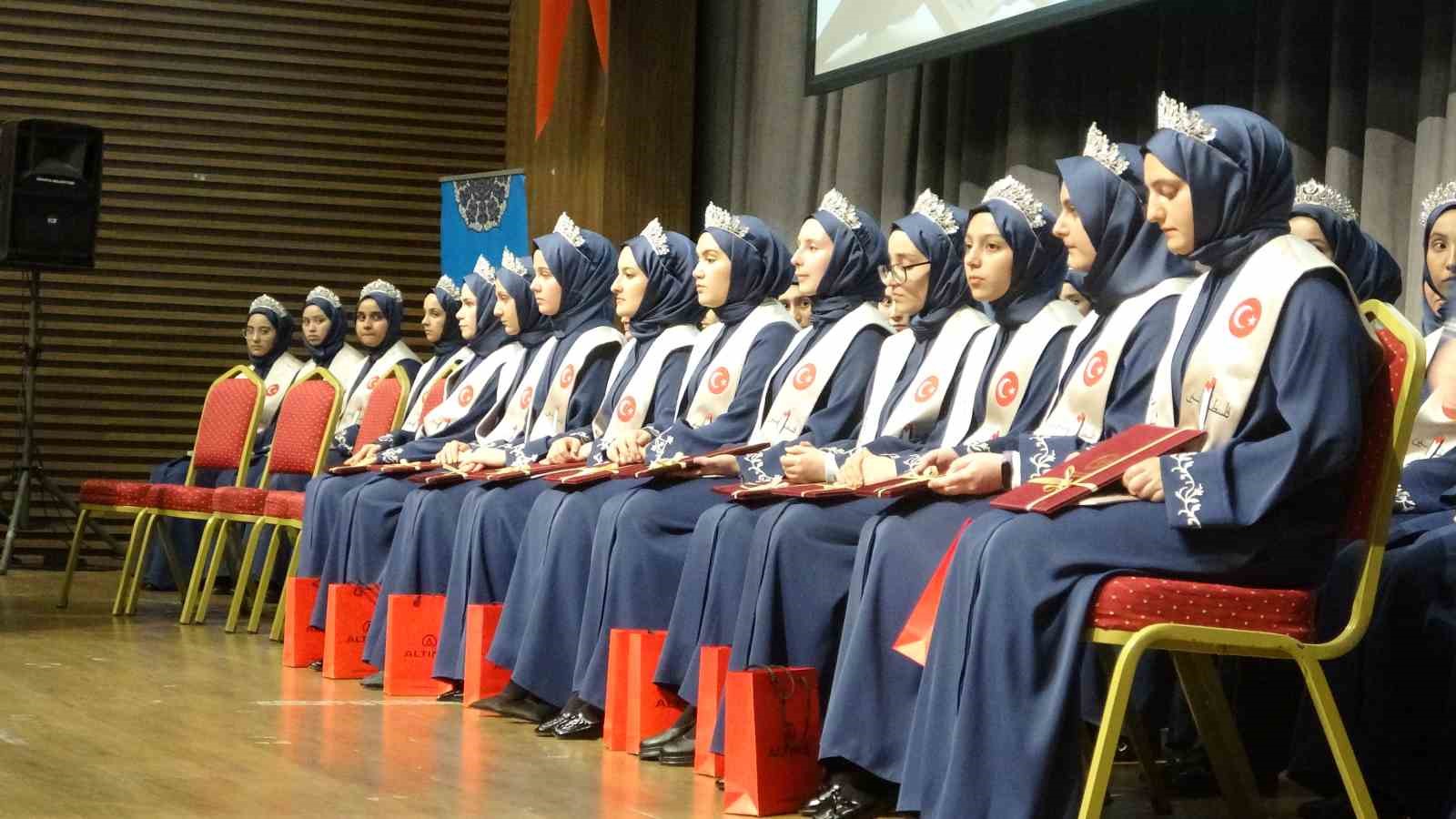 isparta-da-hafizlik-egitimini-tamamlayan-66-kiz-ogrenci-icazet-aldi
