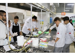 Üniversiteli Büyükleriyle Yemek Yaptılar