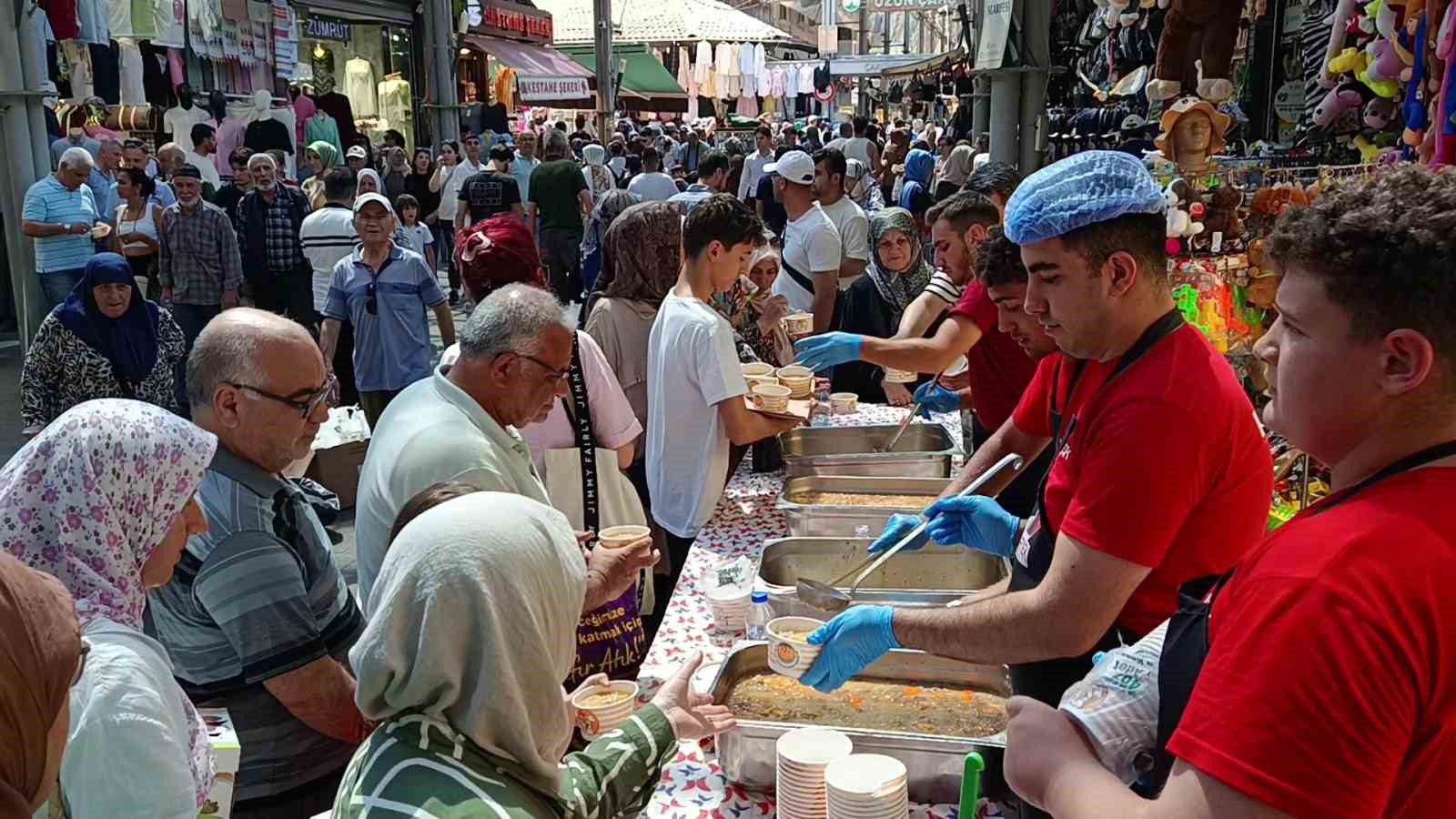 bursa-da-30-yillik-gelenek-tuzpazari-esnafi-5-bin-kisiye-asure-ikram-etti