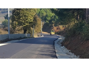 Ağır Tonajlı Kamyonların Çalıştı Yola Sıcak Asfalt Serildi