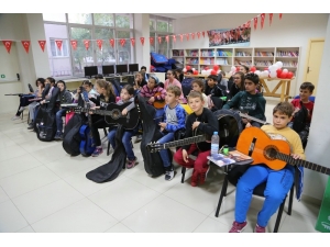 Odunpazarı Belediyesi’nden Çocuklara Gitar Eğitimi