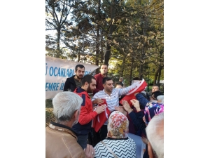 Ülkü Ocakları, Vatandaşlara Türk Bayrağı Hediye Etti