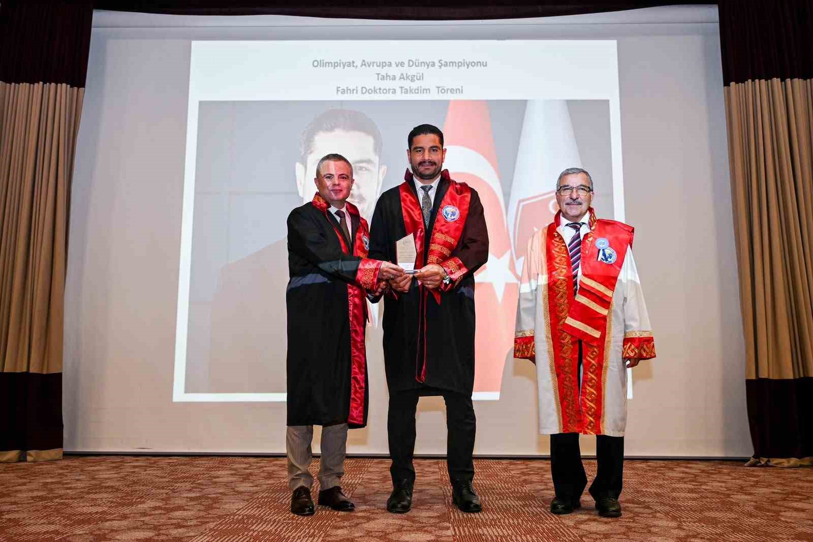 taha-akgul-e-fahri-doktora-unvani-verildi