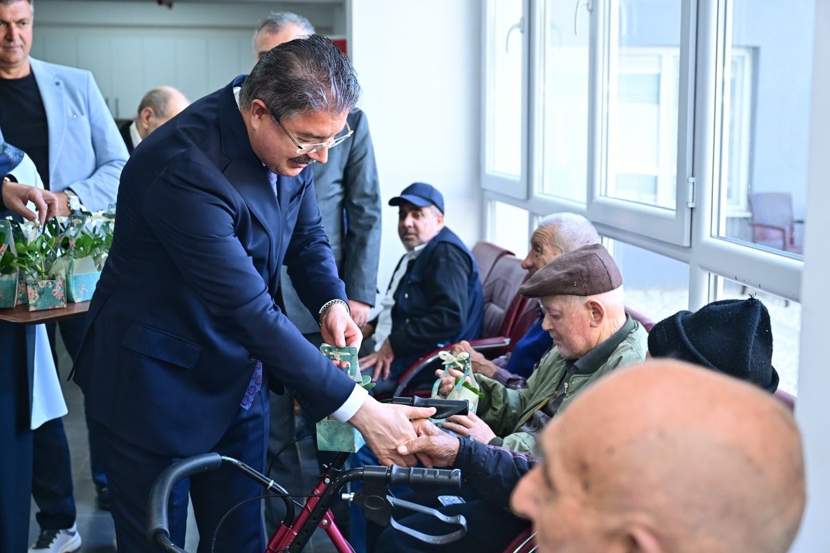 vali-yilmaz-yasli-bakim-ve-rehabilitasyon-merkezi-nde-babalar-gunu-pastasi-kesti