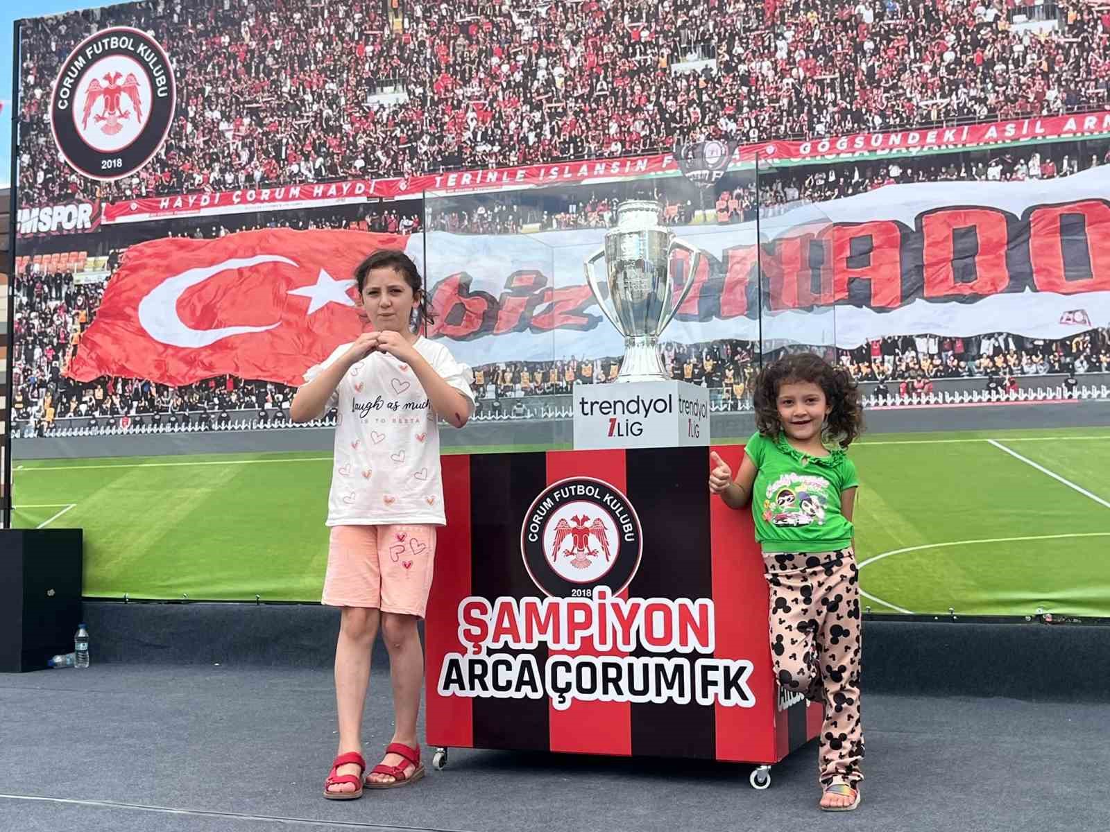 corum-fk-taraftarlari-sampiyonluk-kupasiyla-bulustu