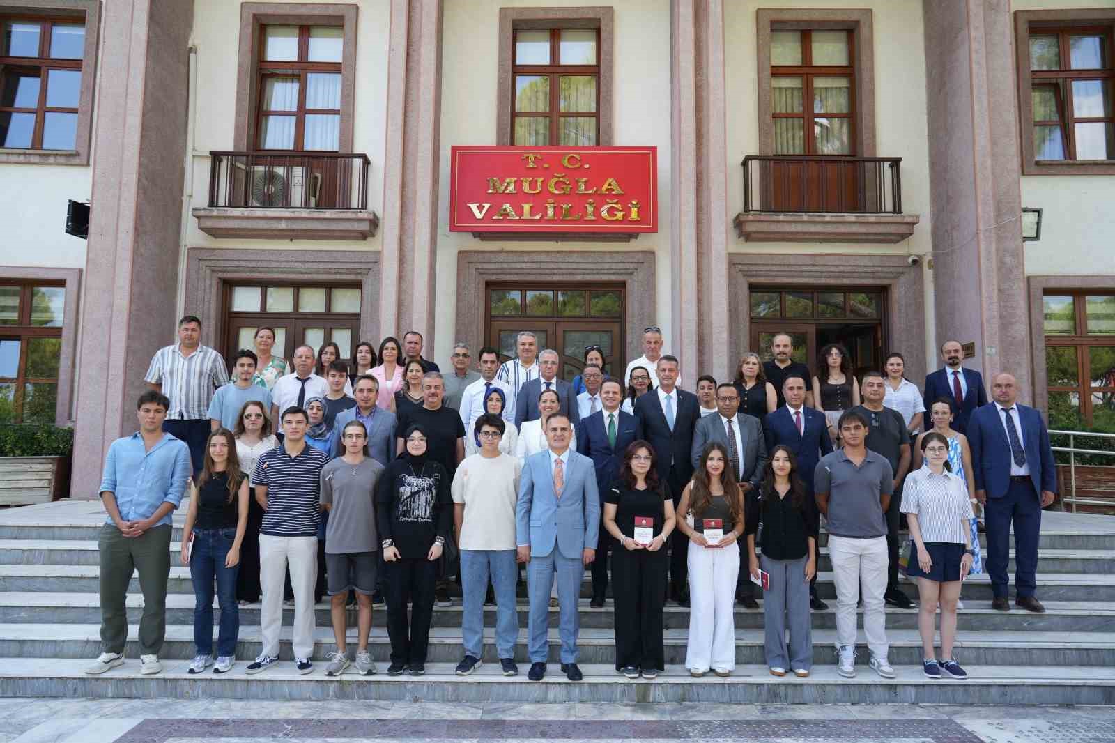 vali-akbiyik-turkiye-yuzyili-basarili-genclerimizin-sayesinde-insa-edilecek