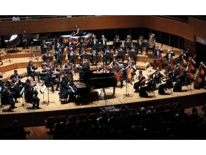 Yaşar Üniversitesi Oda Orkestrası Cumhuriyet Konserinde Mest Etti