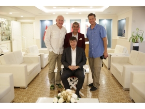 Başkan Türel Kanadalı Ünlü Fotoğrafçıya Poz Verdi