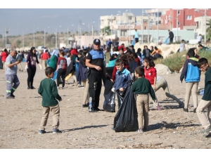 Büyükler Kirletti, Çocuklar Temizledi