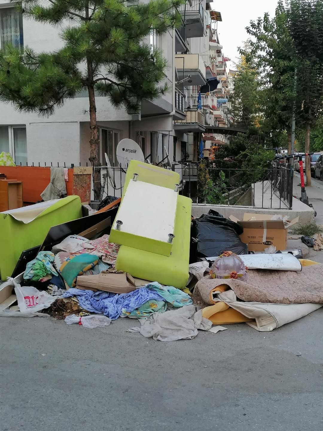 yol-kenarina-birakilan-mobilyalar-ve-atiklarin-onune-gecilemiyor