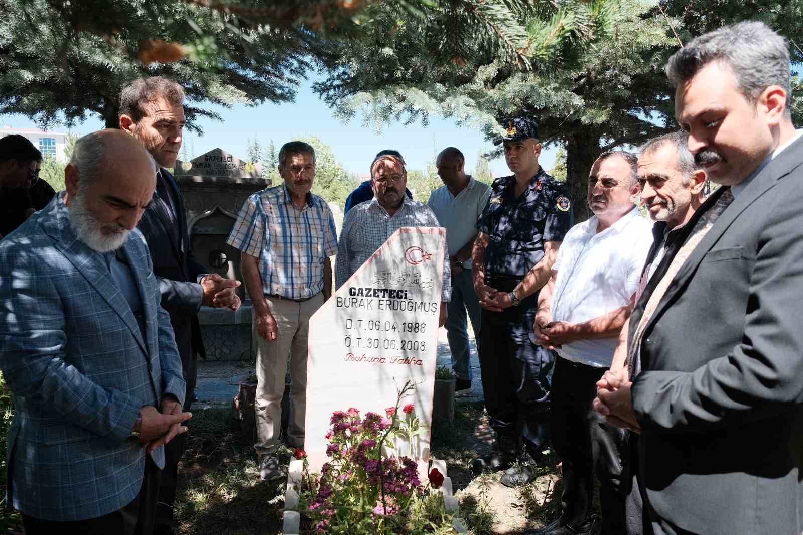 trafik-kazasinda-hayatini-kaybeden-genc-gazeteci-mezari-basinda-anildi