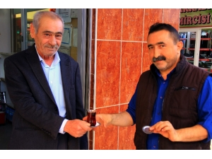 Çay Parasıyla Üniversitede Üç Çocuk Okutuyorlar