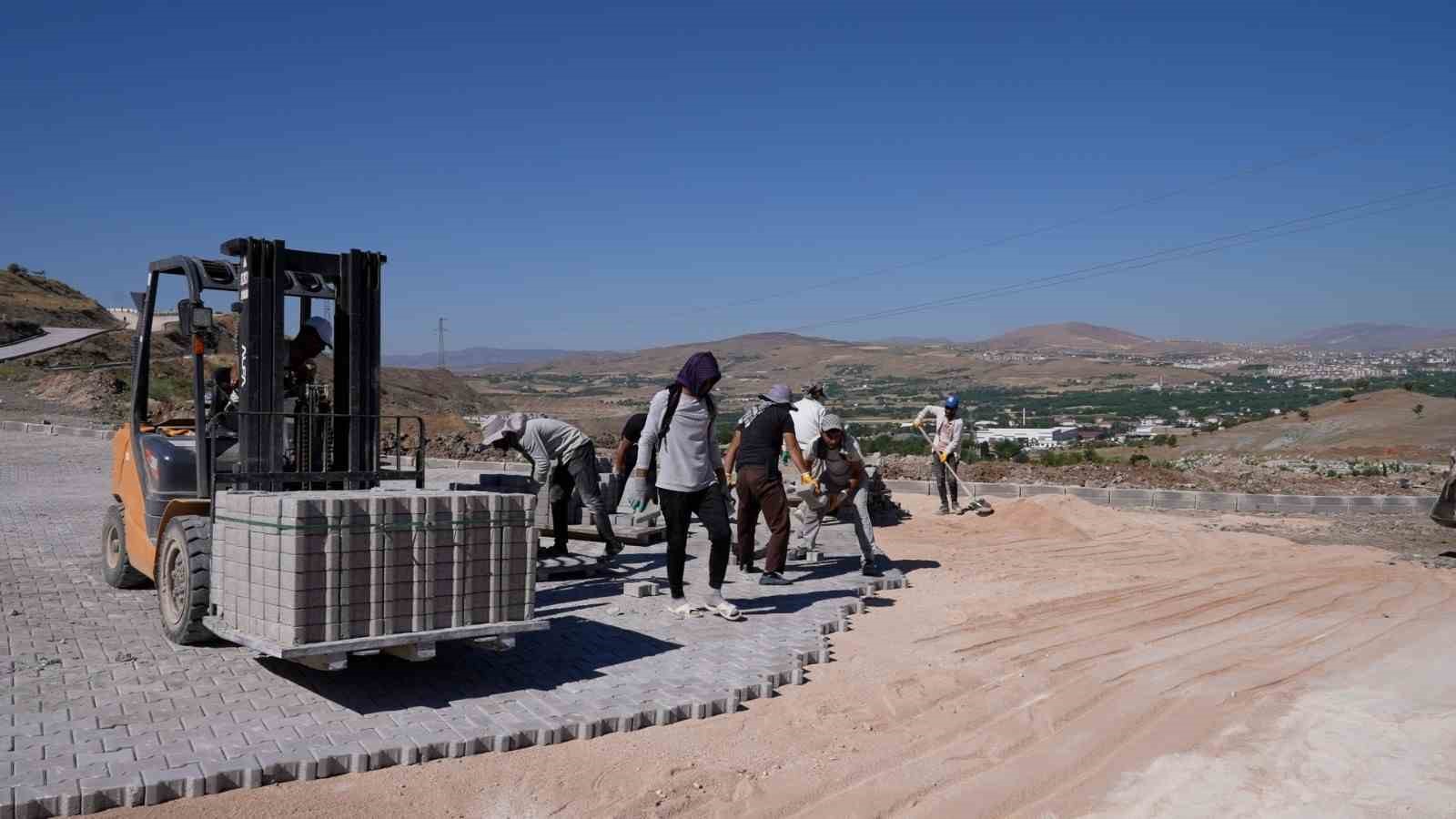 elazig-asri-mezarlikta-altyapi-ve-cevre-duzenlemeleri-suruyor