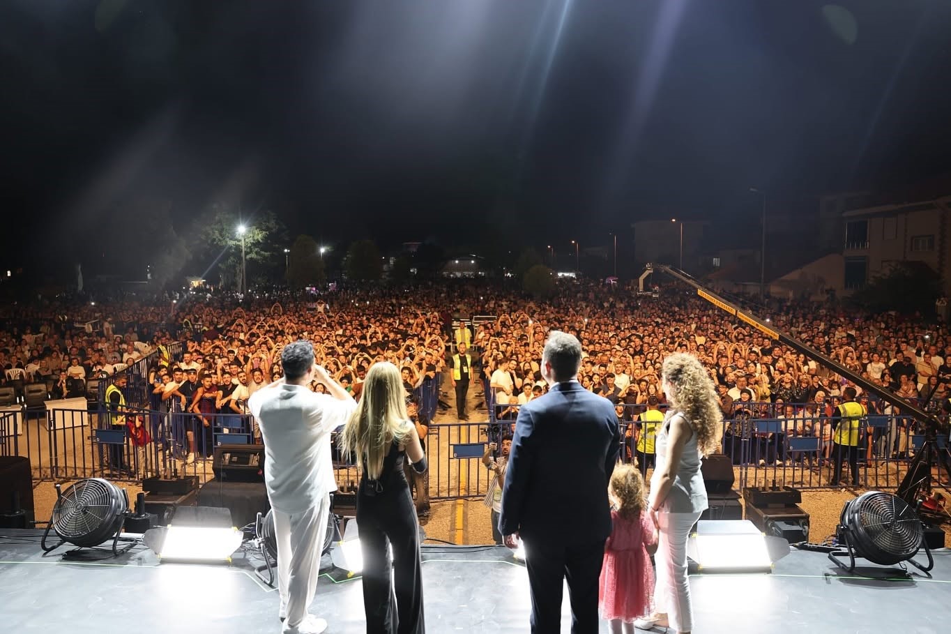 civril-elma-festivali-nin-muhtesem-finalini-derya-ulug-yapti