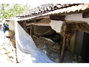 Evinin Duvarı Yıkılan Vatandaşa Belediyeden Destek