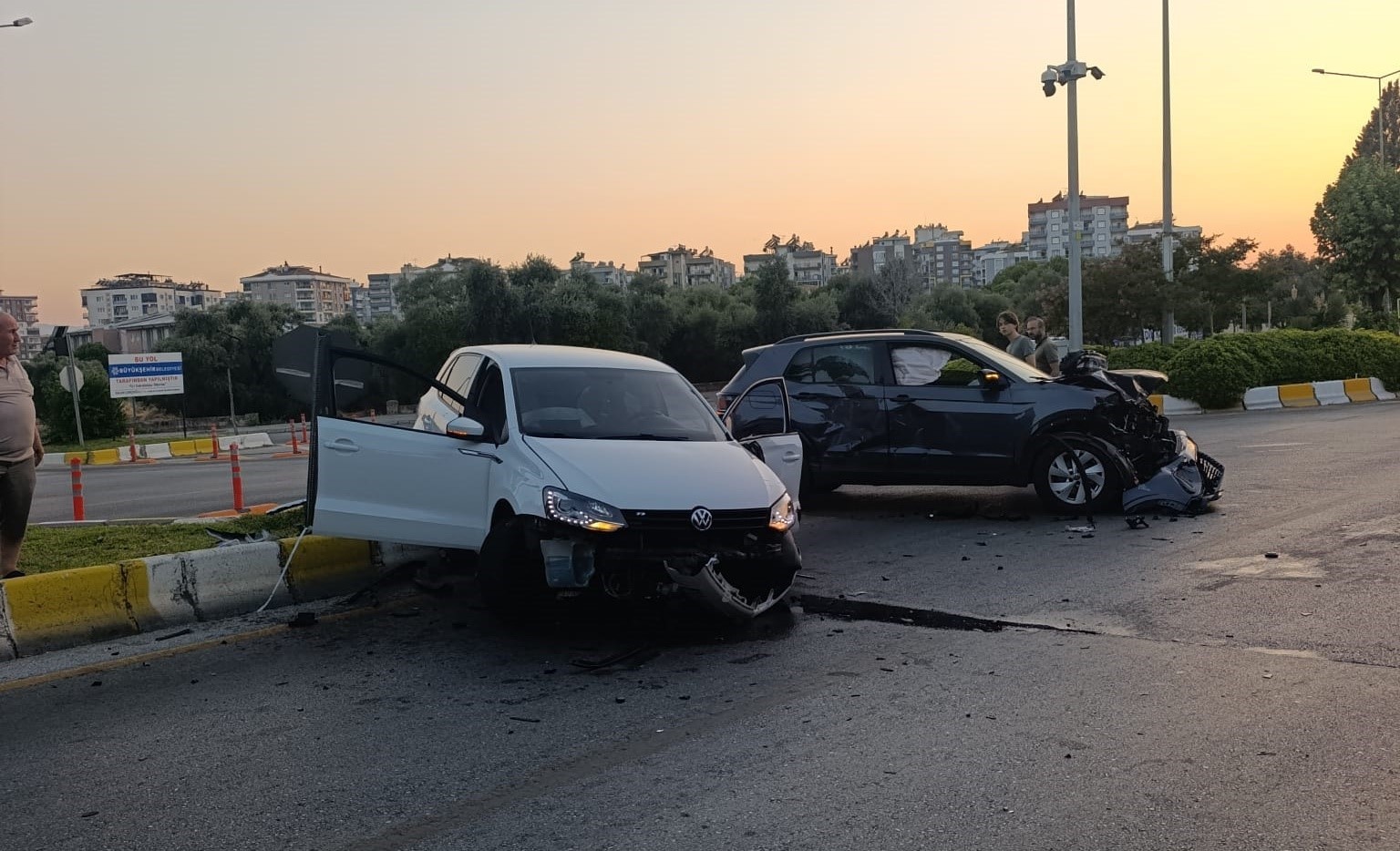 aydin-da-otomobille-carpisan-arac-refuje-cikti-1-yarali