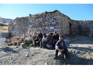 7 Kişilik Ailenin Dağda İlkel Yaşamı