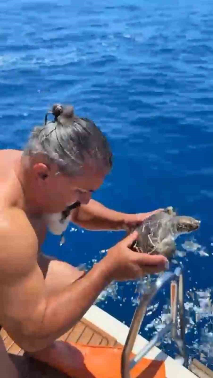 alanya-da-cuvala-dolanan-caretta-carettayi-tur-teknesi-kaptani-kurtardi