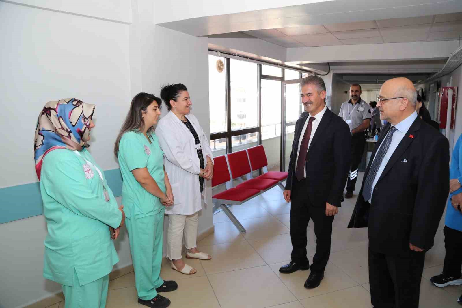 erzurum-il-saglik-muduru-meral-saha-calismalarina-yogunlasti